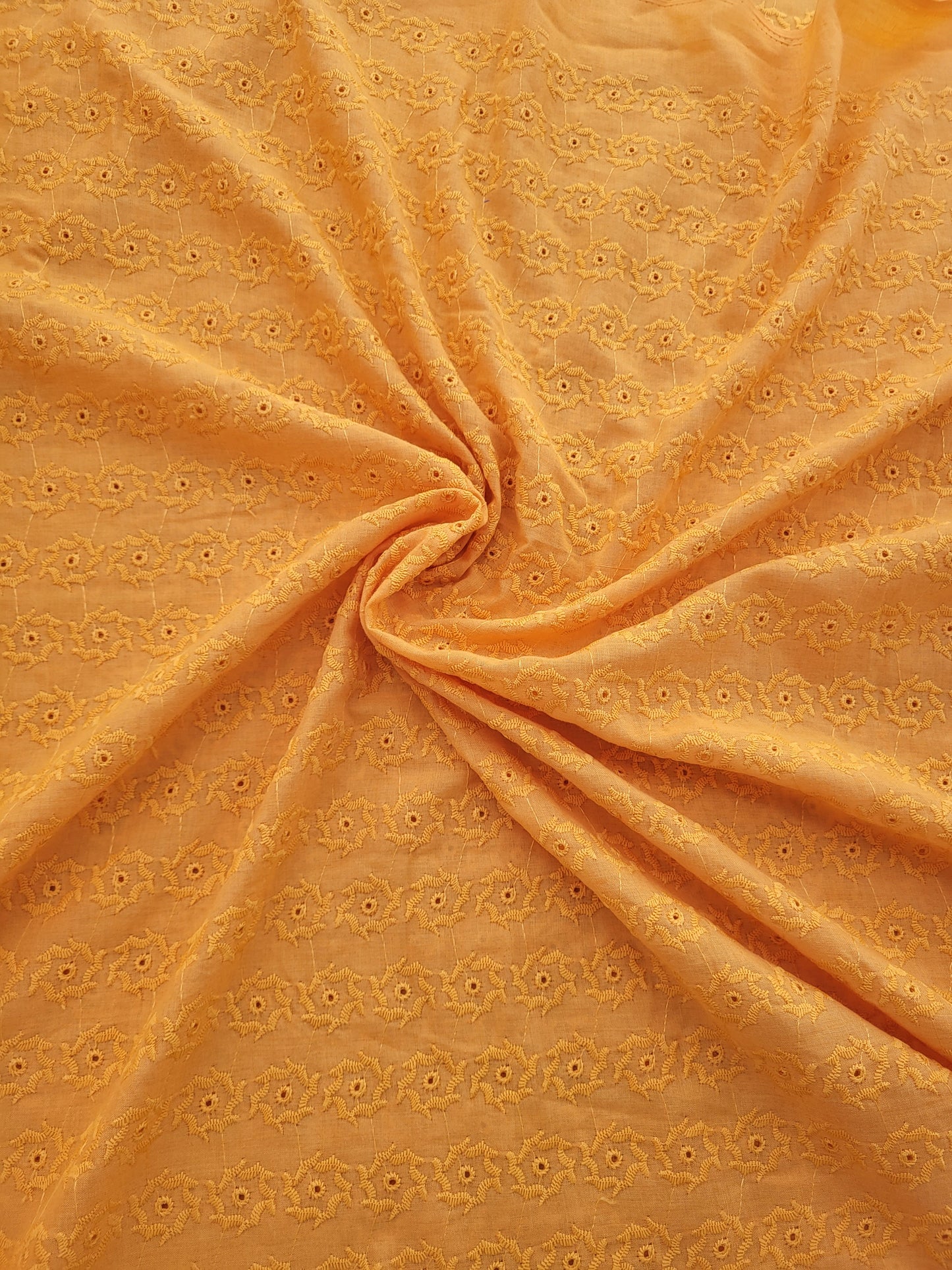Tissu broderie anglaise motif floral brodé sur base coton jaune moutarde