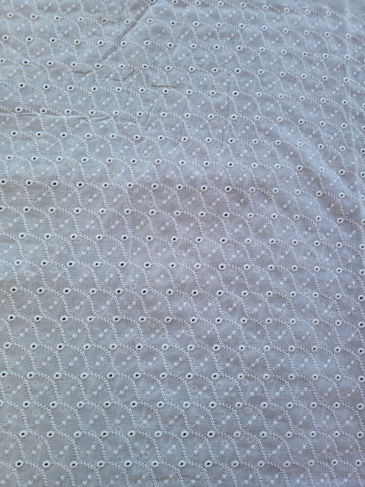 Tissu broderie anglaise motif floral brodé sur base coton blanc